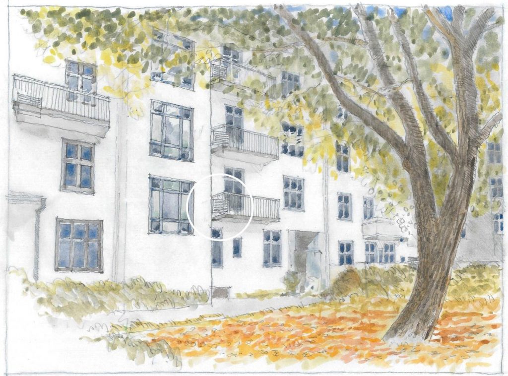 Det kan være svært utfordrende å finne gode løsninger for luft-til-luft-varmepumper i bygårder. Her har vi illustrert en løsning hvor varmepumpene er plassert på hver enkelt balkong og bygget inn i et varmepumpehus. På den måten blir ikke utedelen på varmepumpen noe mer fremtredende enn et møbel på balkongen. Det er likevel viktig å ta med i vurderingen at en varmepumpe kan avgi en del støy.