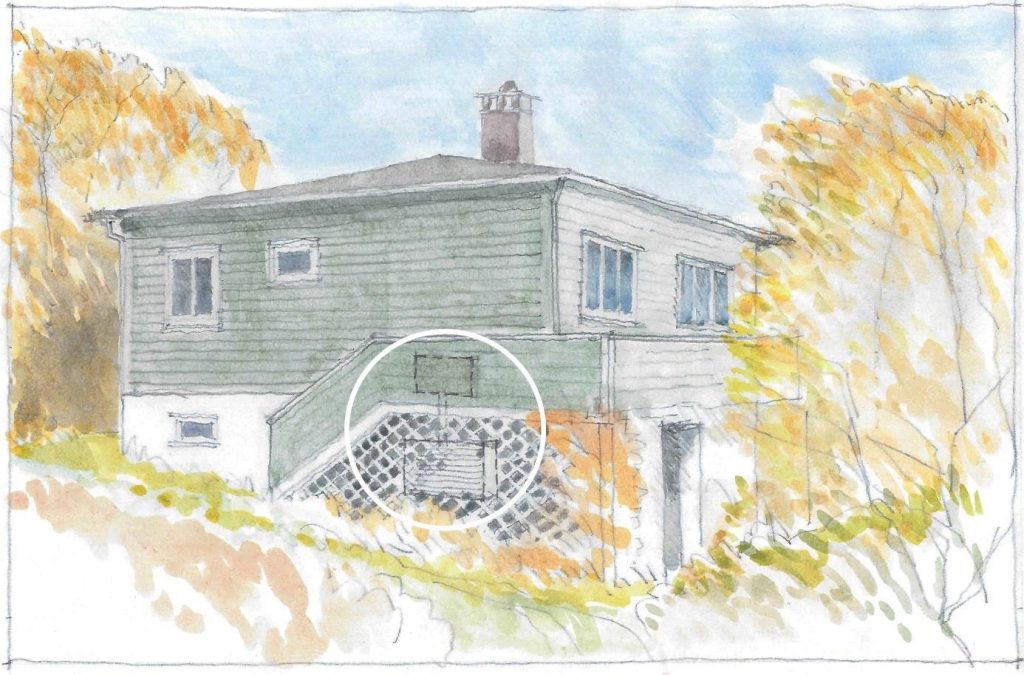 På denne 1930-tallsboligen i byggmesterfunkis, har utedelen til varmepumpen blitt plassert under trappen opp til en høy veranda. Utedelen er bygget inn med et varmepumpehus, og i tillegg er det et espalier foran, som sørger for at utedelen er godt skjult. Kanalen går langs fasaden og opp gjennom terrassegulvet (stiplet linje). Innedelen er en gulvmodell (stiplet firkant). Fordelen med denne løsningen, er at kanalen skjules bak brystningen på verandaen. Dermed er varmepumpen skjult på en veldig god måte.