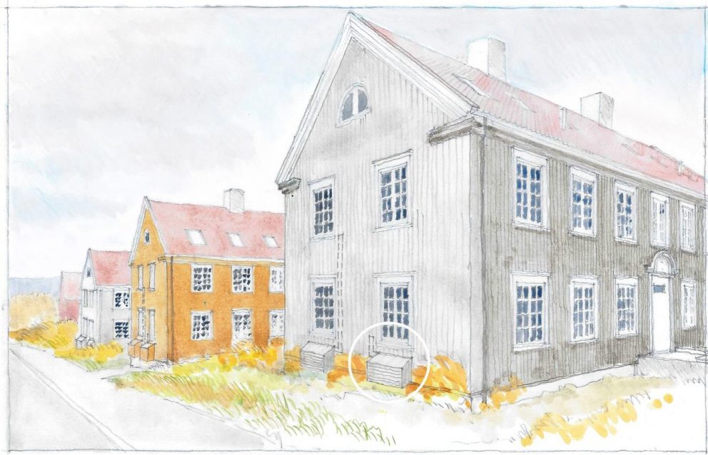 Helhetlig boligområde i nyklassisistisk stil. Området består av firemannsboliger og et viktig kjennetegn er de symmetriske fasadene. Et godt grep er derfor å plassere utedelen til varmepumpen symmetrisk på fasaden. Her er det vist en løsning hvor alle fire leiligheter i hvert bygg kan få varmepumpe. På hver kortside er det plassert to varmepumper. Varmepumpene er plassert under vinduene, og det er like varmepumpehus på alle sammen. Varmepumpehusene males i samme farge som fasaden. Rør og ledninger er lagt bak panel i fasaden (stiplet linje). Dermed er det kun varmepumpehuset som er synlig i fasaden.