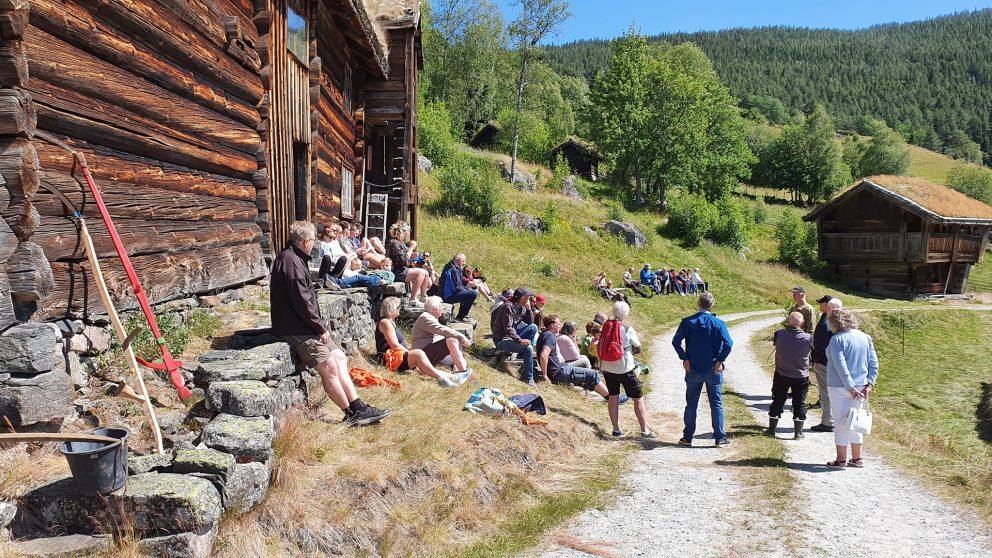 Deltakarar på slåttekurset i tunet.