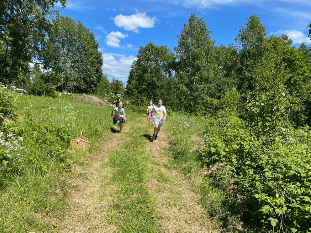 Barn og kosedyr i full fart mellom ødehus, natursti, magisk telt og forundringspakker.