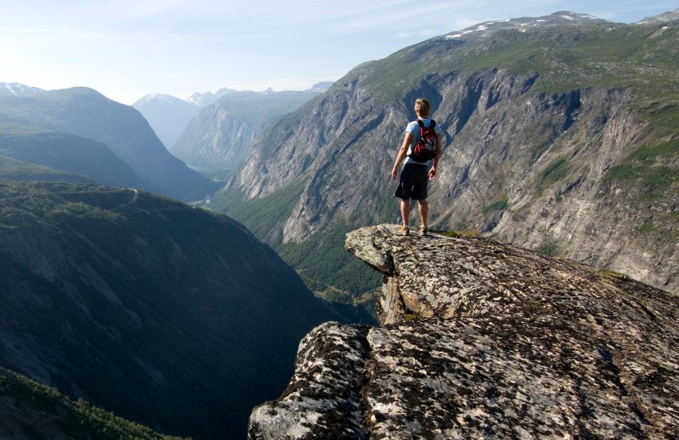 Utsikt ned mot Eikesdalen frå Austaupet, som ligg få minutts gange frå Aursjøvegen, på Brønnhølbrøstet, 946 m.o.h