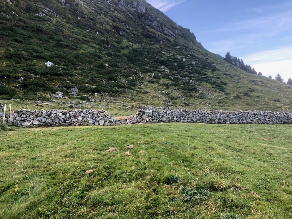 Restaurert steingard ved Lisbetgarden