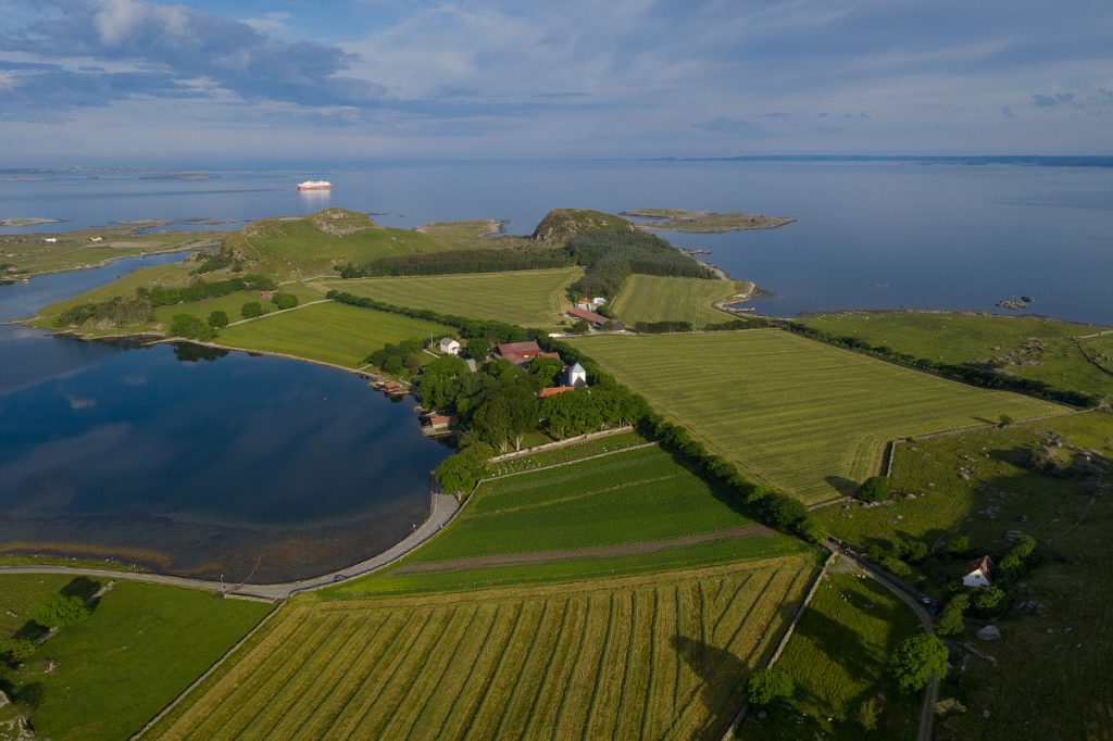 Utstein Kloster i landskapet Rennesøy og Mastrafjorden i Stavanger kommune.