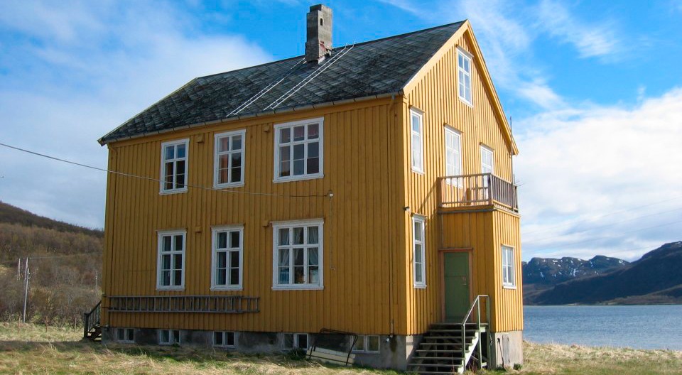 Pensjonatskolen i Vester Tana i Finmark er bygget i reisverk. Den er en av få bygninger som står igjen etter 2. verdenskrig i området og har høy kultur-historisk verdi.