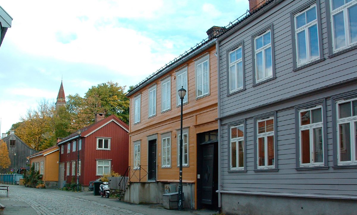 Panelte lafta tømmerhus i bymiljøet på Bakklandet i Trondheim.