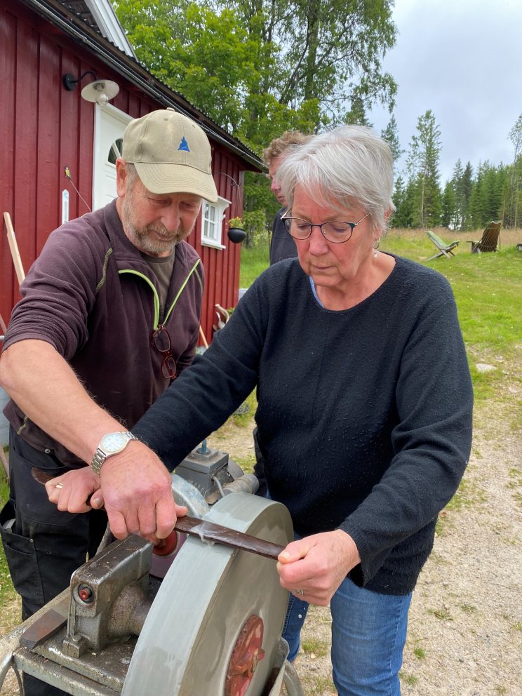Det er viktig å lære hvordan ljåen skal kvesses, her med slipestein