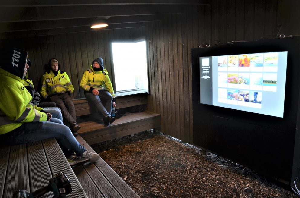 Infoboden med skjerm tilknyttet internett for visning av film