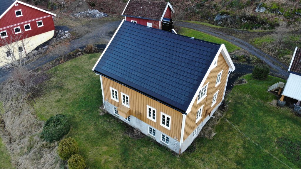 Solenergi på bygg med vern: På småhus med saltak kan solcelletakstein være en god løsning dersom det ikke er kulturhistoriske verdier knyttet til selve taktekkingen. Størrelsen på taksteinen er tilpasset bygningens skala og dimensjonering, og det blir samsvar mellom taket og resten av bygningen. Her er det tatt utgangspunkt i bygningens arkitektoniske kvaliteter ved valget av løsning.