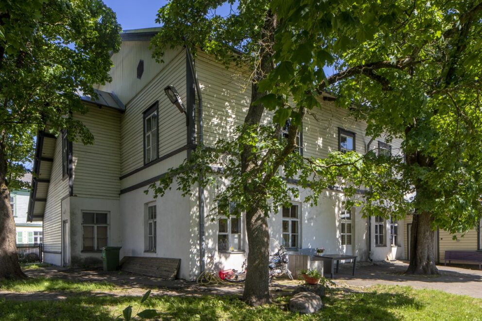 Utstillingslokale i en tidligere gårdsbygning/låve, med kunst hengende fra takbjelkene.
