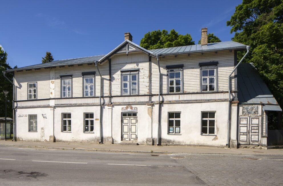 Detaljbilde av et sekskant-formet vindu i tre.