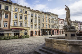 Statue i stein-fontene, torg og byfasader i gamlebyen i Lviv