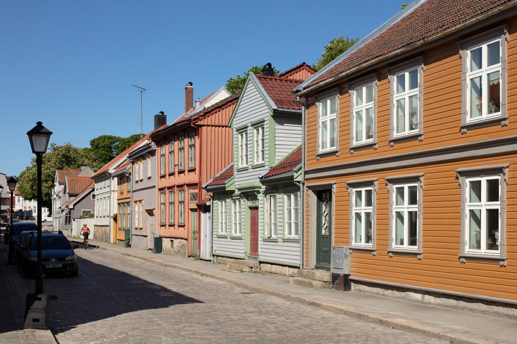 Tilskudd til tette trehusmiljøer: Gate i Halden med trehusmiljø.