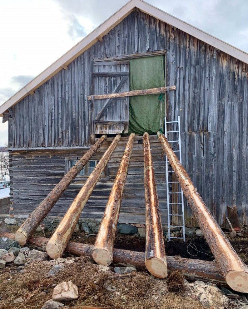 Låven på Smukgården, med arbeid på låvebrua.