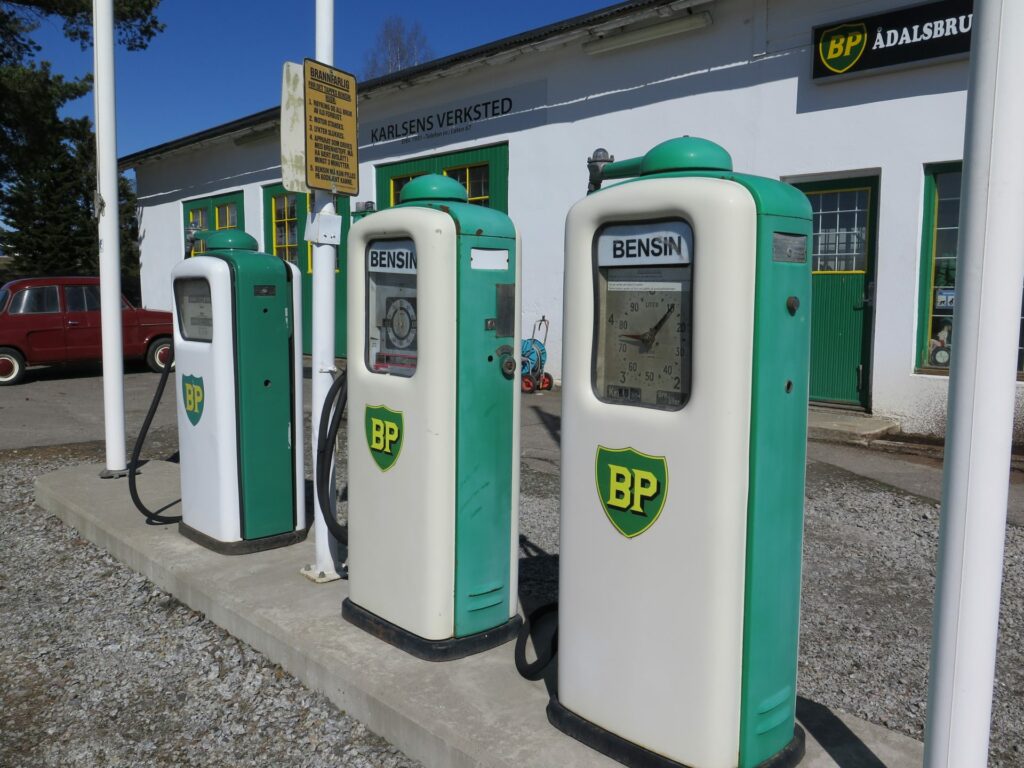 Satser på kurs i kommunene: Ådalsbruk motormuseum med bensinpumper.
