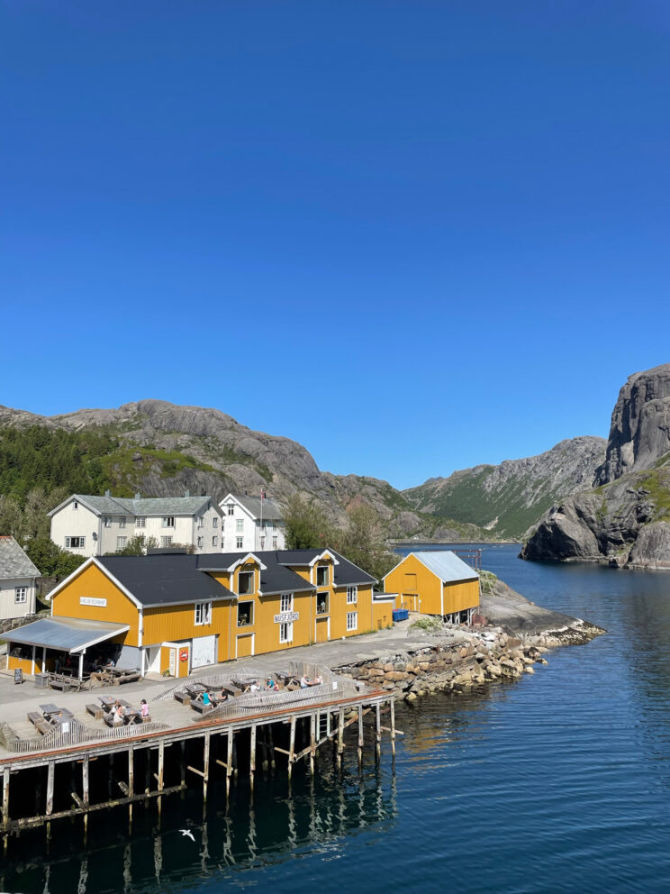 Nusfjord er ett av fiskeværene i Flakstad kommunes Fotefar mot nord. Tema for dette Fotefaret er fiskerveien mellom Østre Nesland og Nusfjord, og de to grendene som sentrum på 1800-tallet.