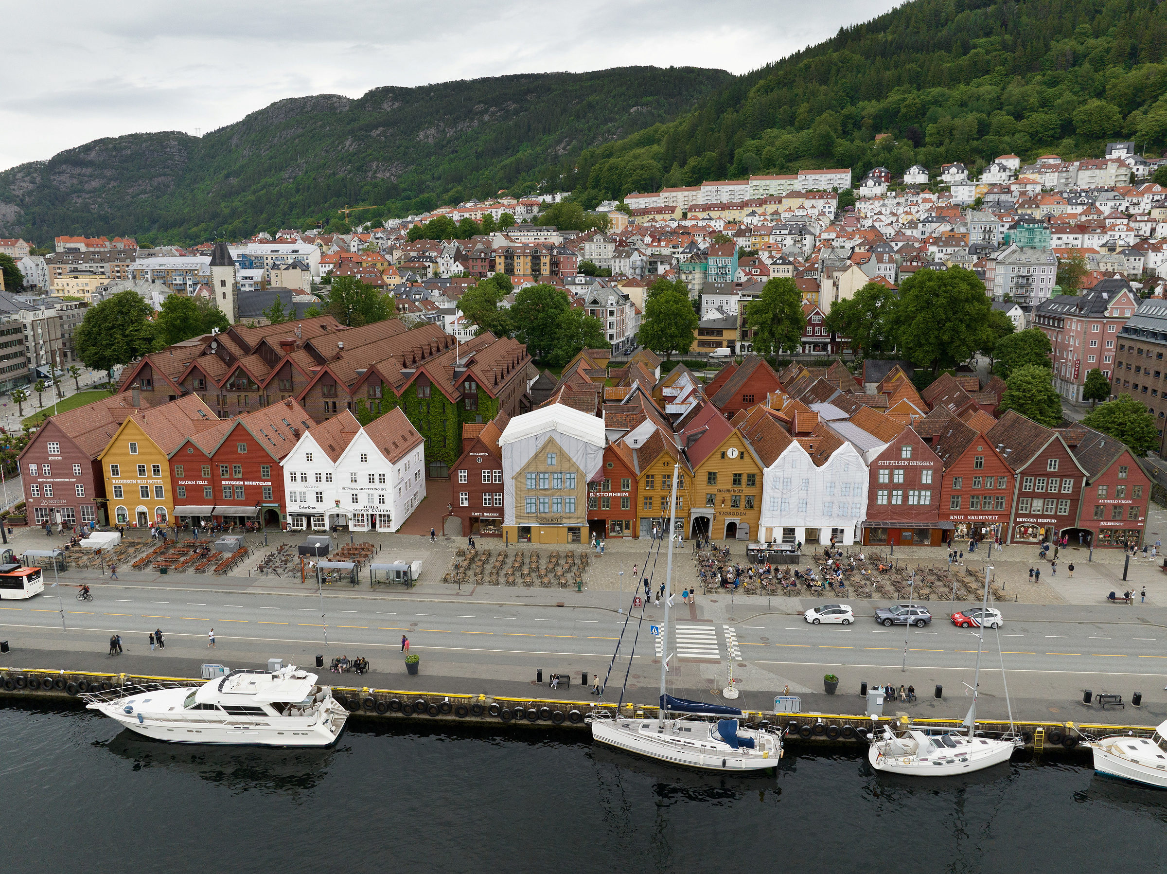 Bryggen i Bergen, sommerhalvåret