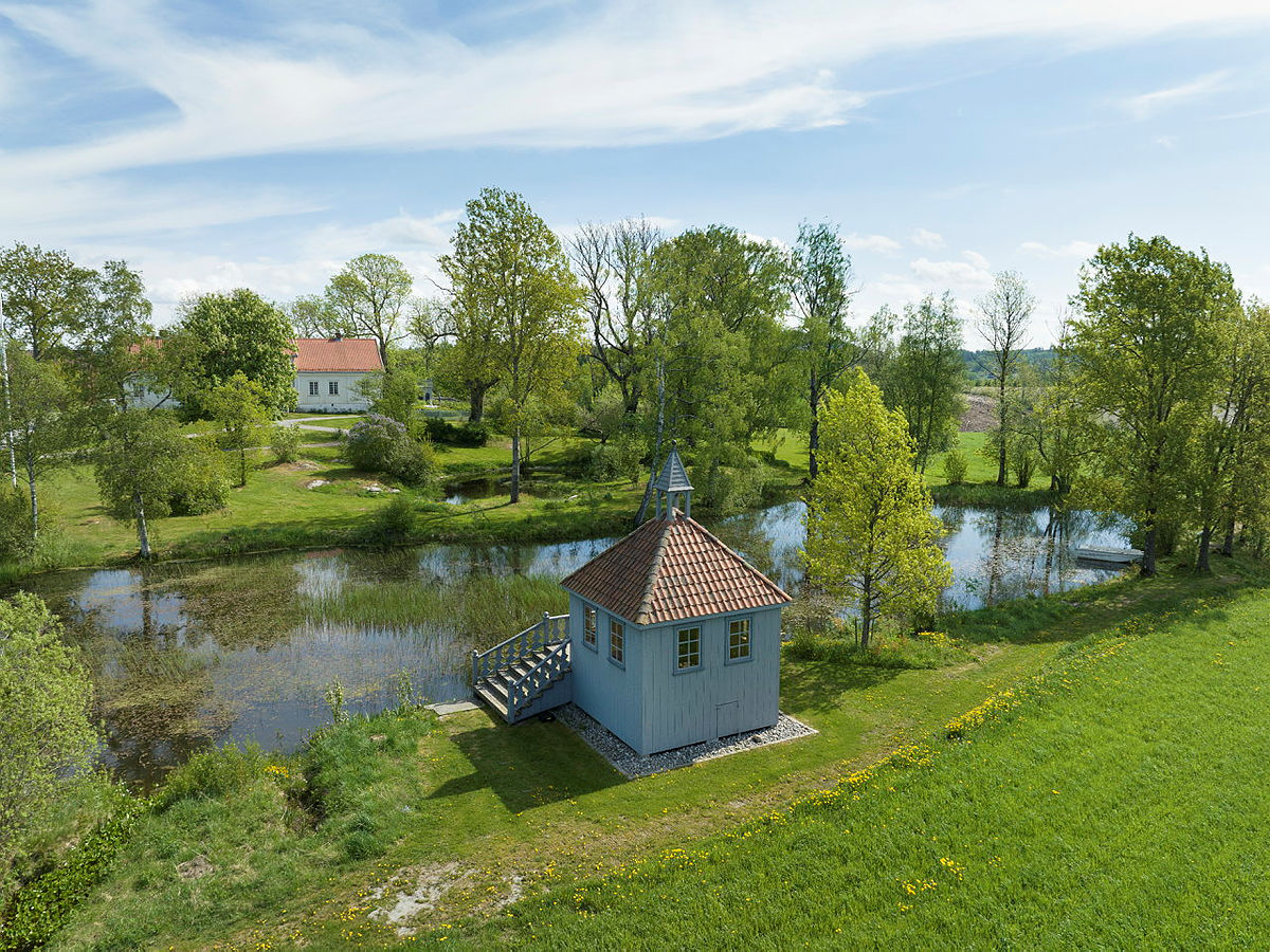 Lysthus og dam på Spydeberg prestegård i Indre Østfold