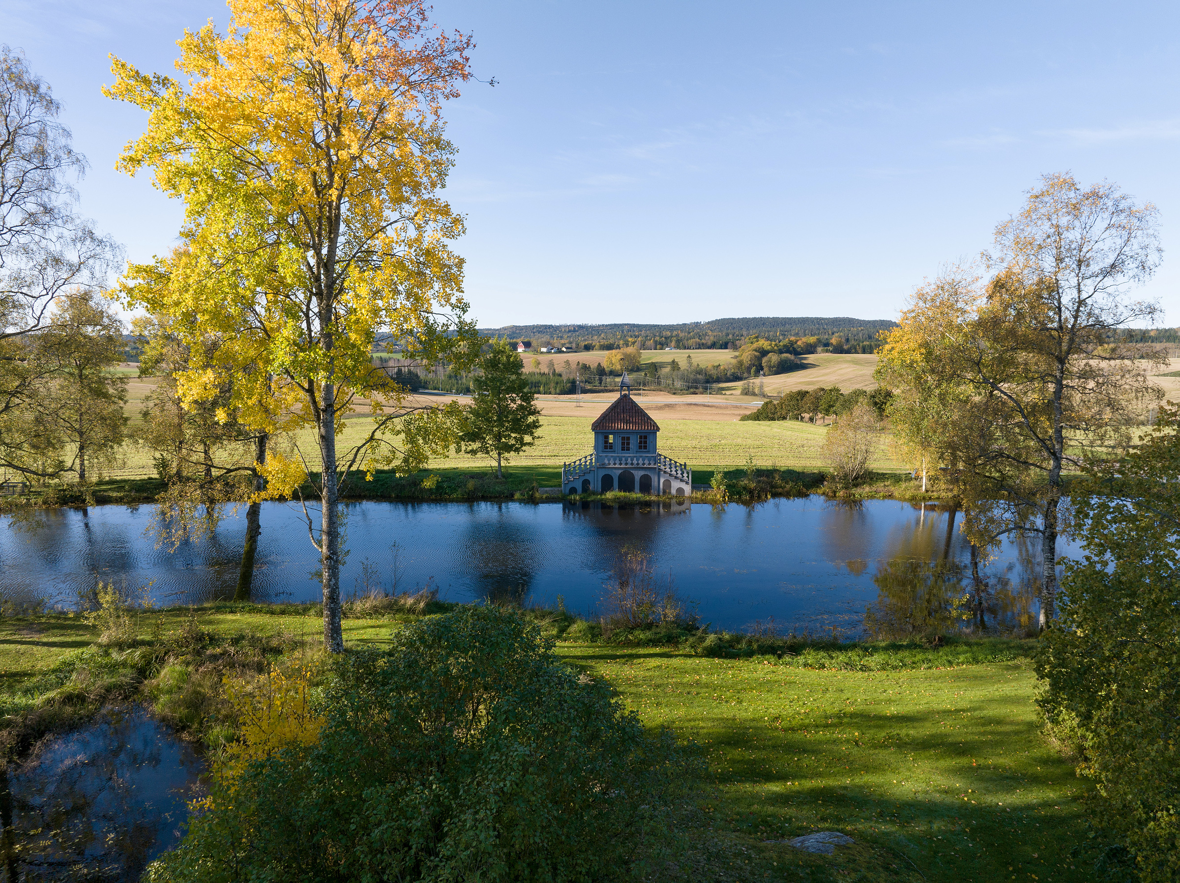 Spydeberg prestegård en høstdag ved dammen