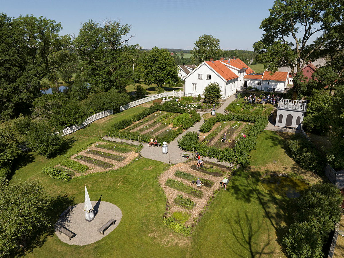 Sommer i hagen på Spydeberg prestegård