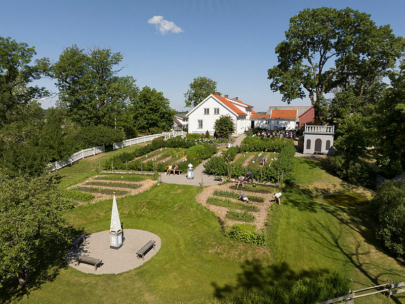 Sommer i hagen på Spydeberg prestegård