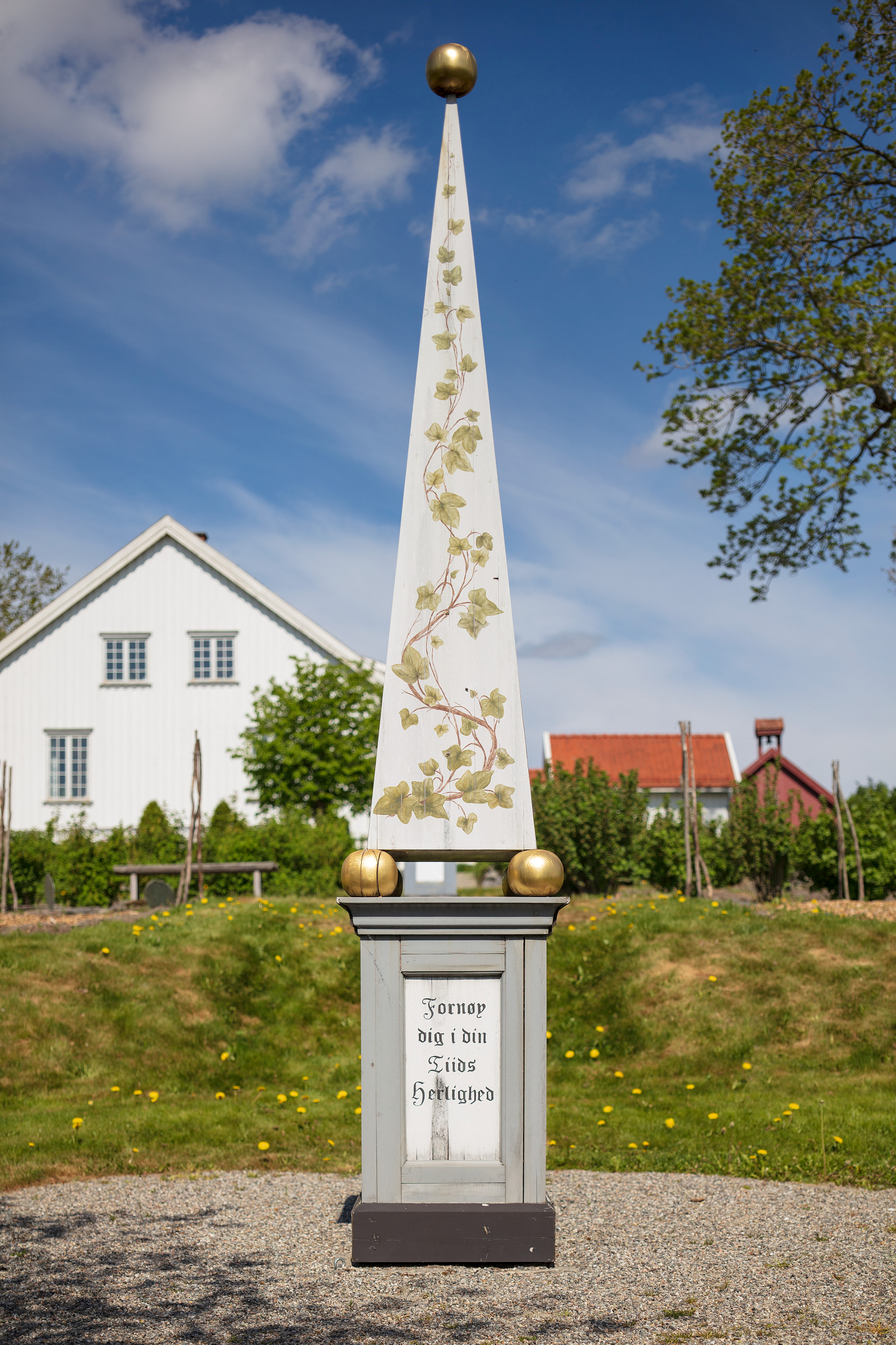 Obelisk i hagen på Spydeberg prestegård