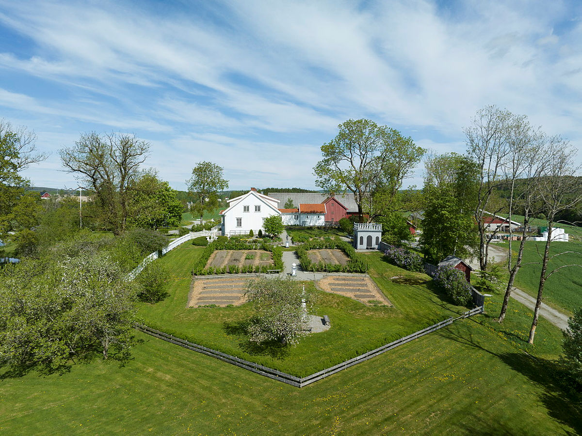 Hagen på Spydeberg prestegård om våren