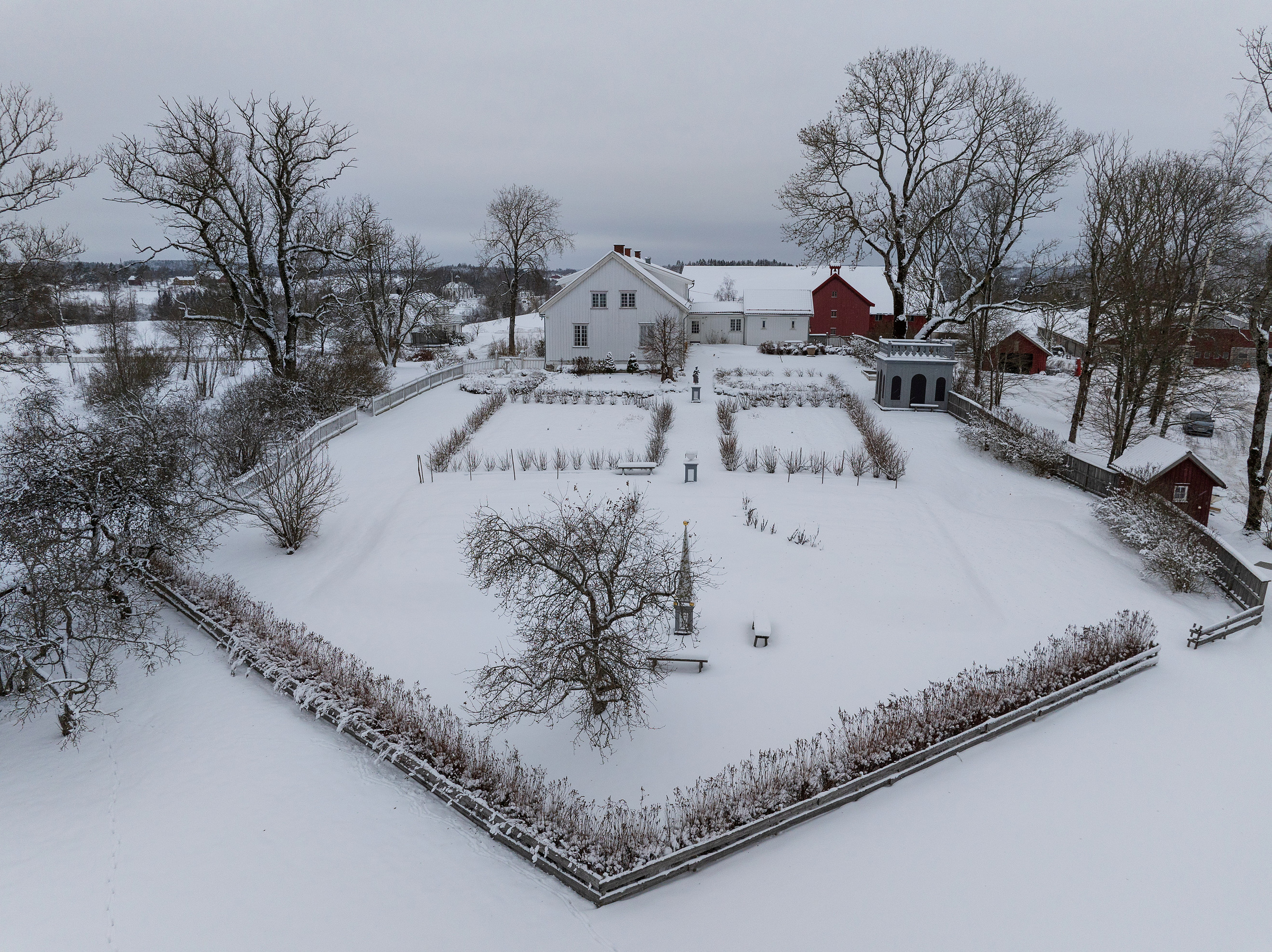 Snødekt 1700-tallshage på Spydeberg prestegård