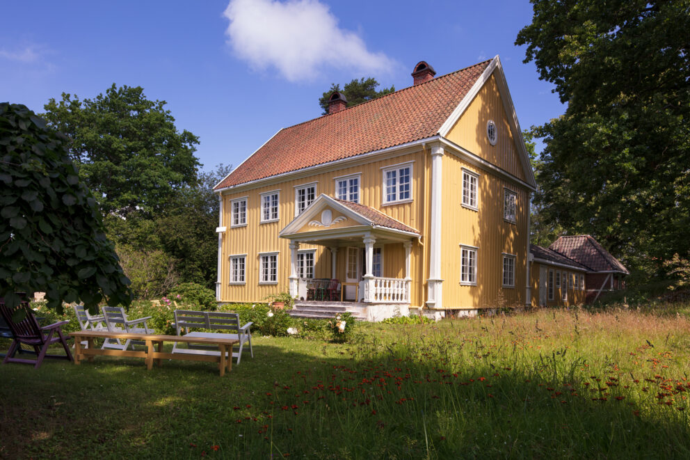Solstua fortjener navnet sitt, der bygningen og haven bader i sol.