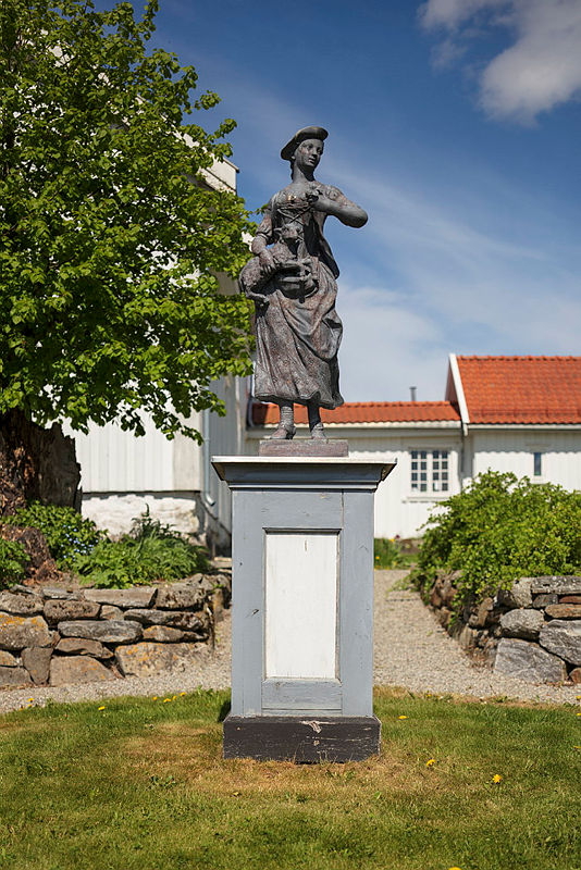 Statue i hagen på Spydeberg prestegård