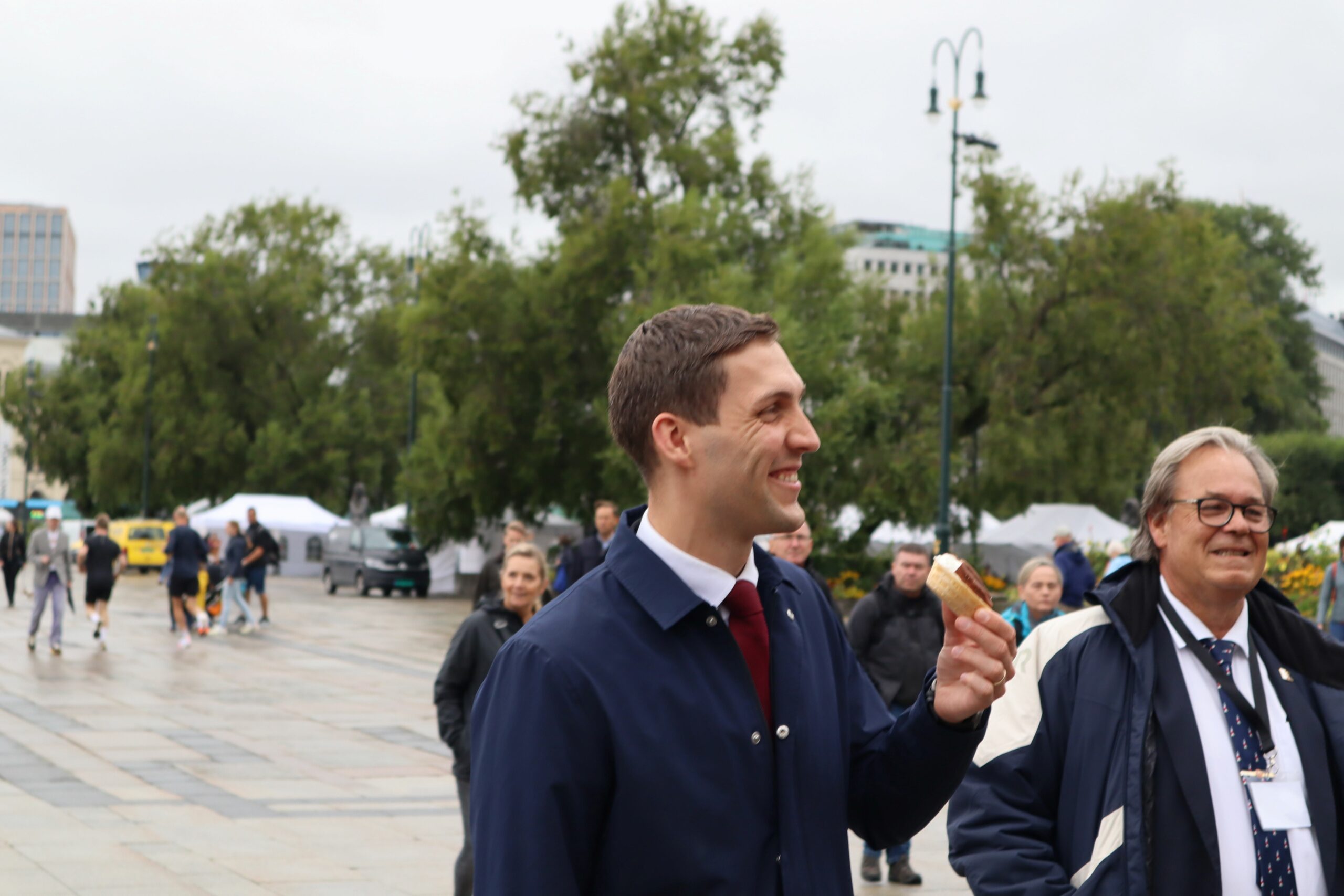 Klima- og miljøminister Andreas Bjelland Eriksen tar en båtis for Sjøbad II.