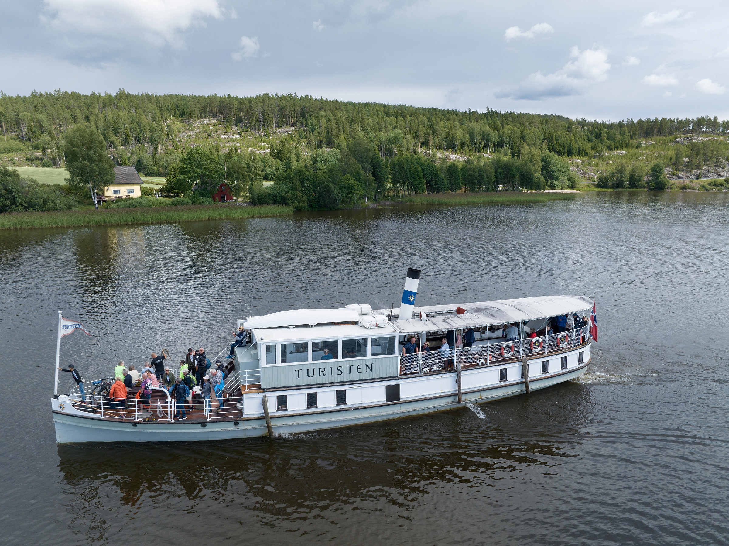 Bilde av det vernete fartøyet DS Turisten på Haldenkanalen ved Ørje.