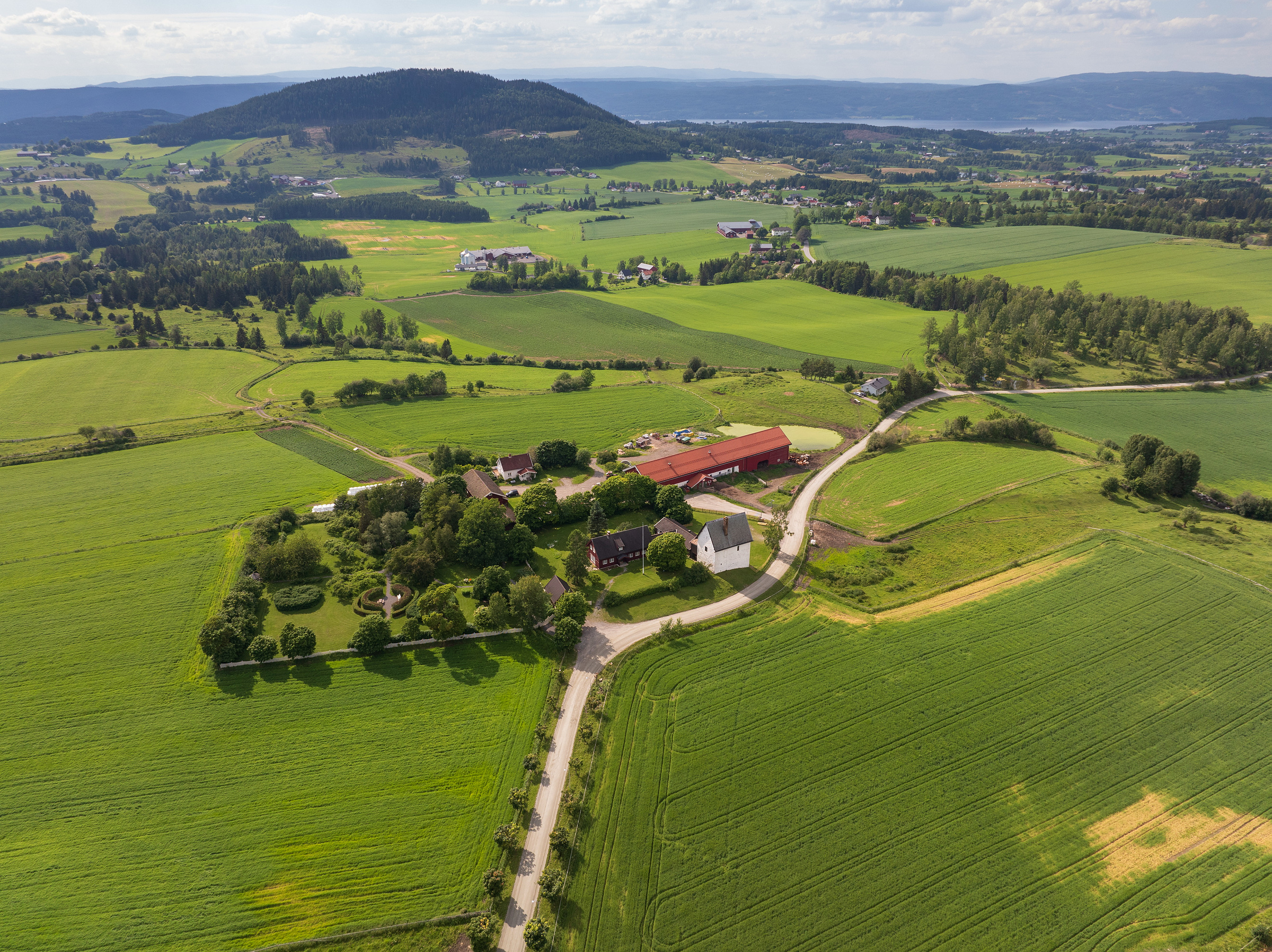 Steinhuset ved Gran prestegård, sett fra lufta