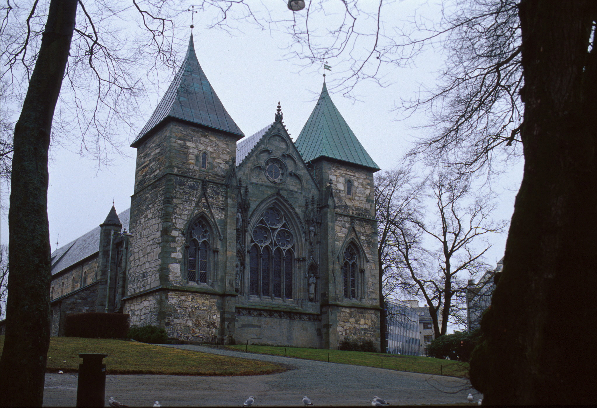 Eksteriørbilde av Stavanger domkirke: En av de 44 kirkene som har fått tilskudd i 2024.