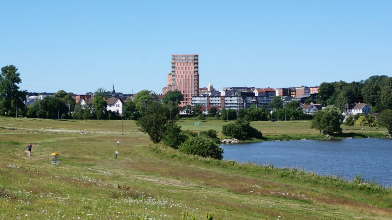 Høyhus i Sarpsborg sett på avstand.