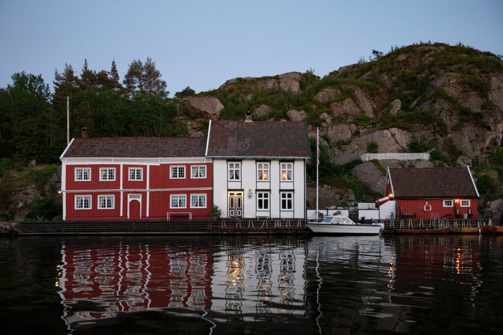 Bilde på kveldstid av Olavsheia i Ny-Hellesund.