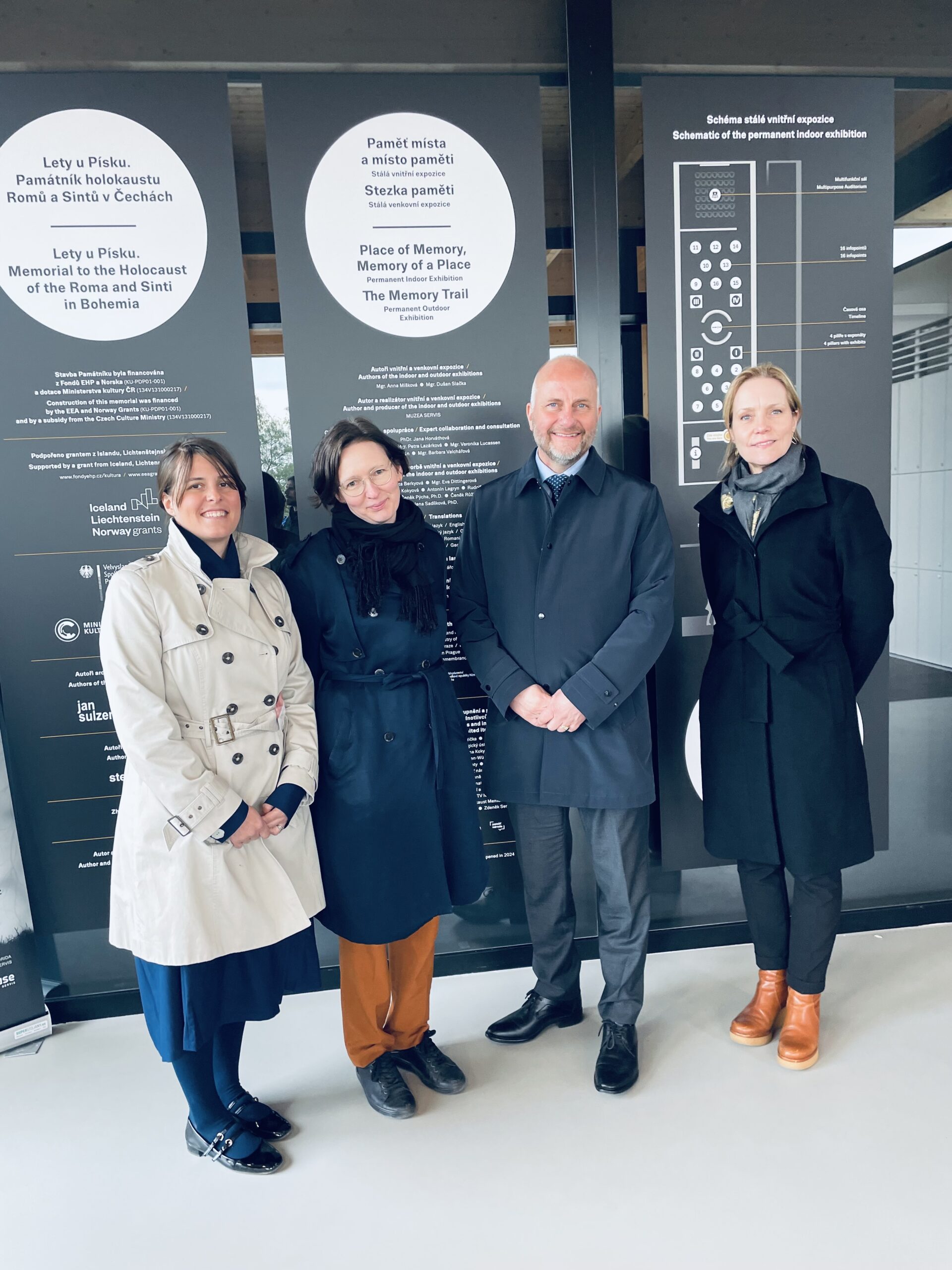 Gruppebilde med Karin Hofen fra museet for romkultur i Praha, faglig leder Ingeborg Hjorth og direktør Øyvind Skogfold fra Falstadsenteret og riksantikvar Hanna Geiran.