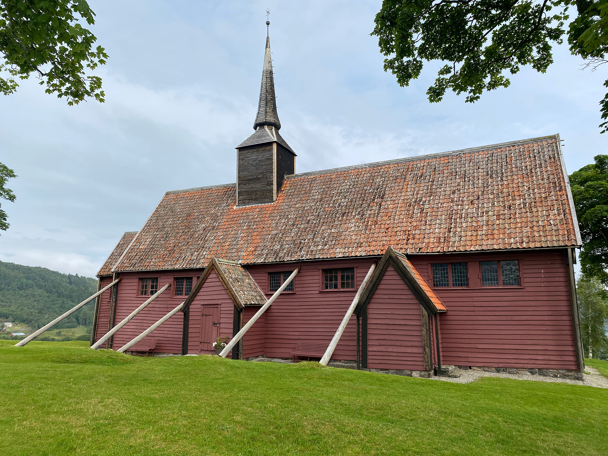 Kvernes kirke på Averøy i Møre og Romsdal