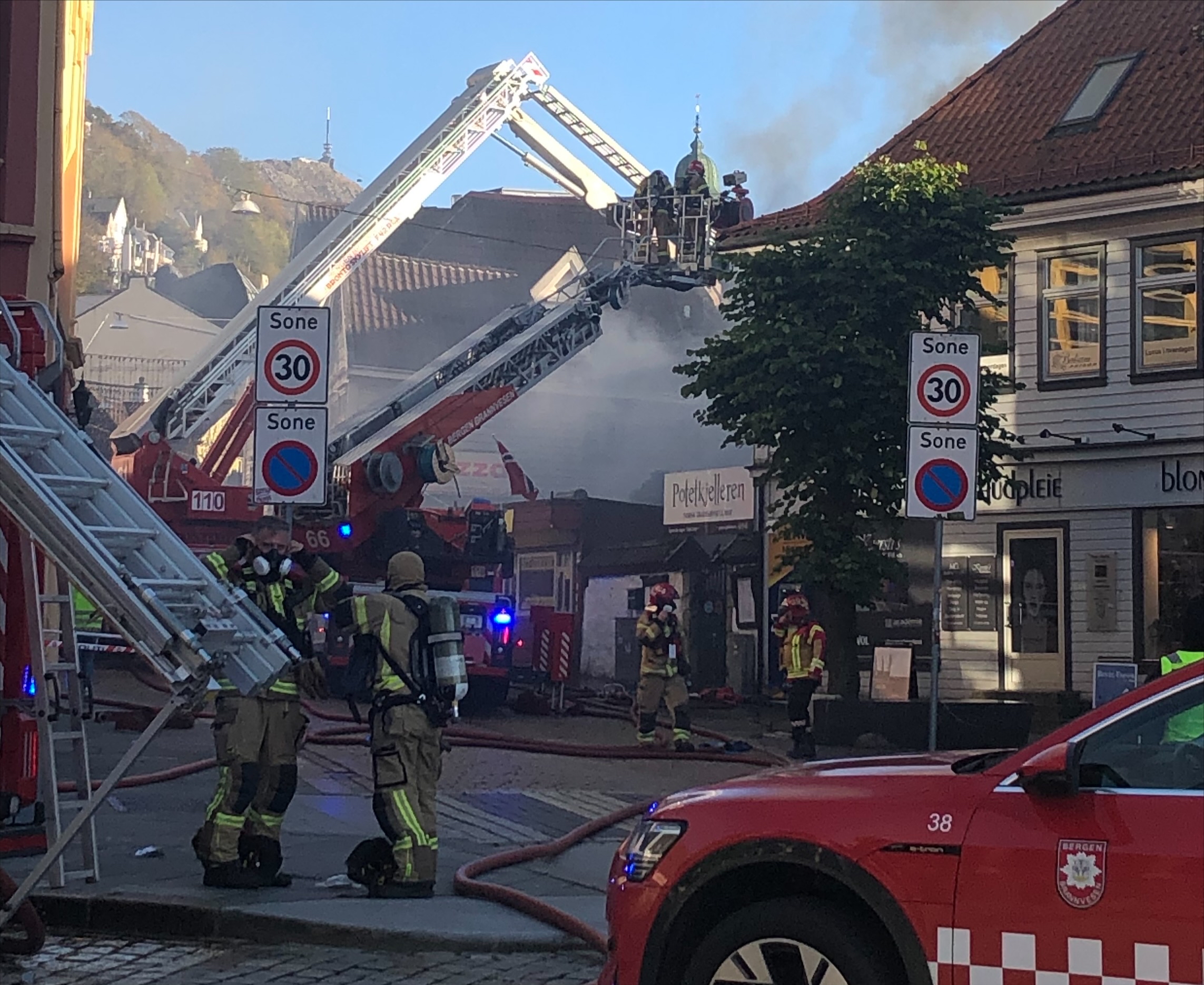 Brann i Bergens tette trehusmiljø høsten 2023.