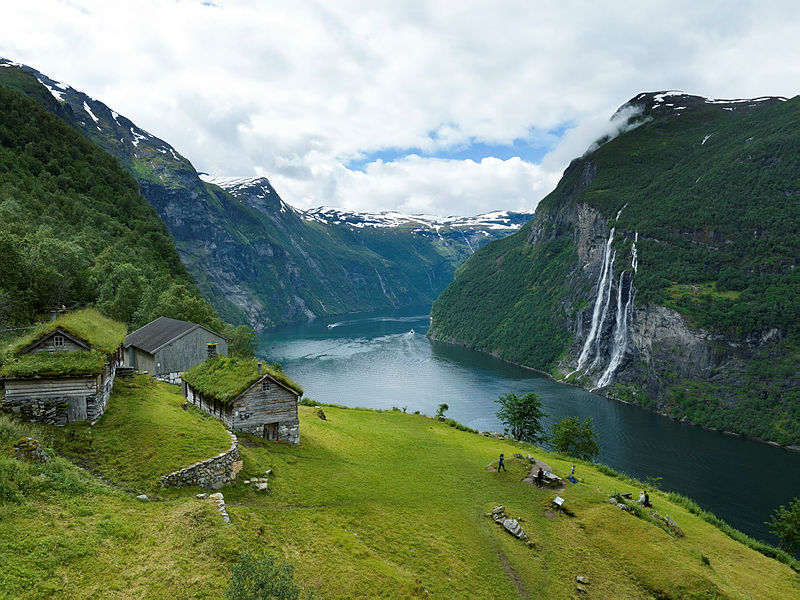 Vestnorsk fjordlandskap i Geirangerfjorden