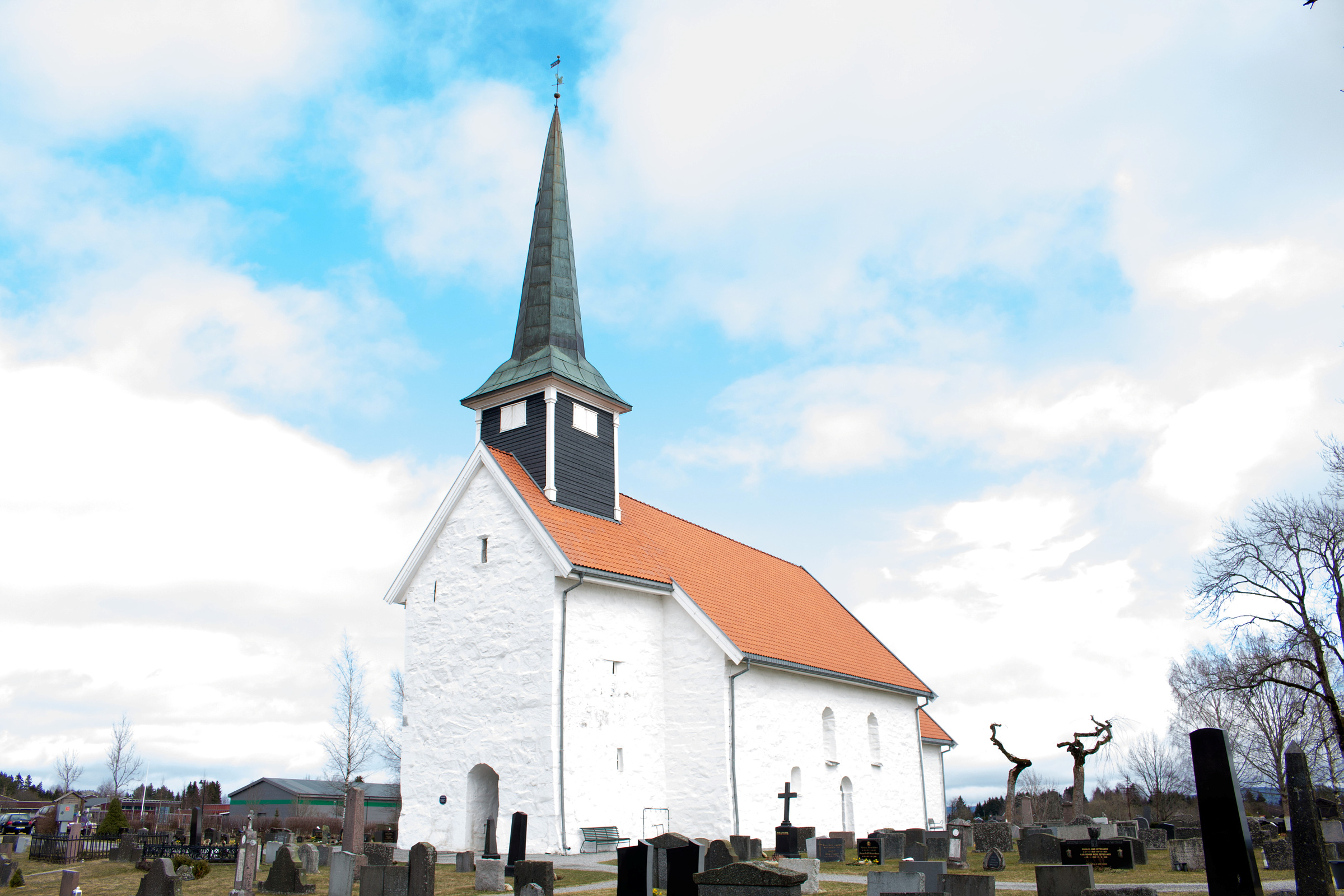 Enebakk kirke sett utenfra.