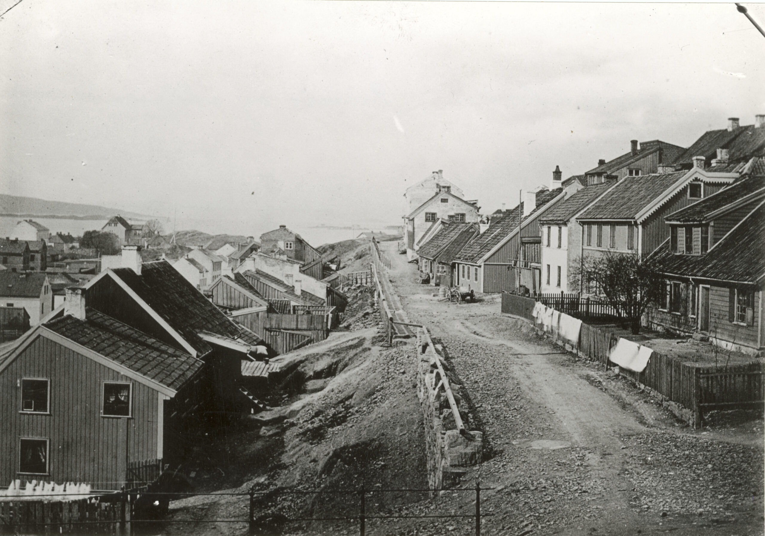 Bilde av Ruseløkkbakken i Oslo, med den gamle trehusbebyggelsen.