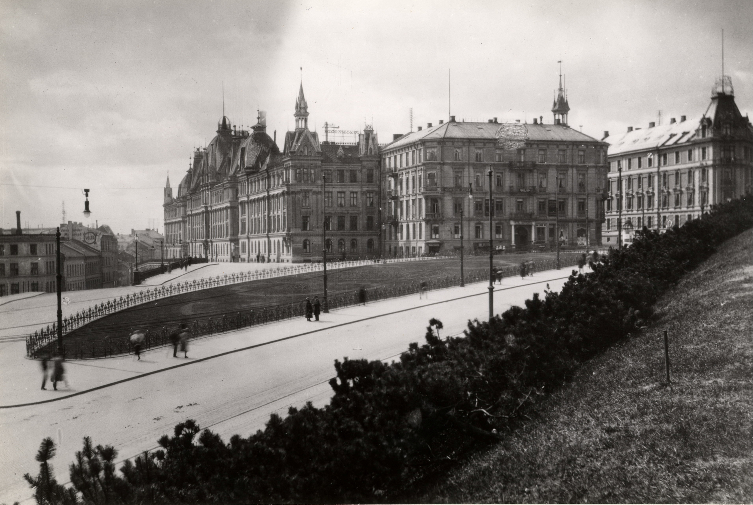 Bilde av Ruseløkkbakken med Victoria Terrasse sett fra Abelhaugen.