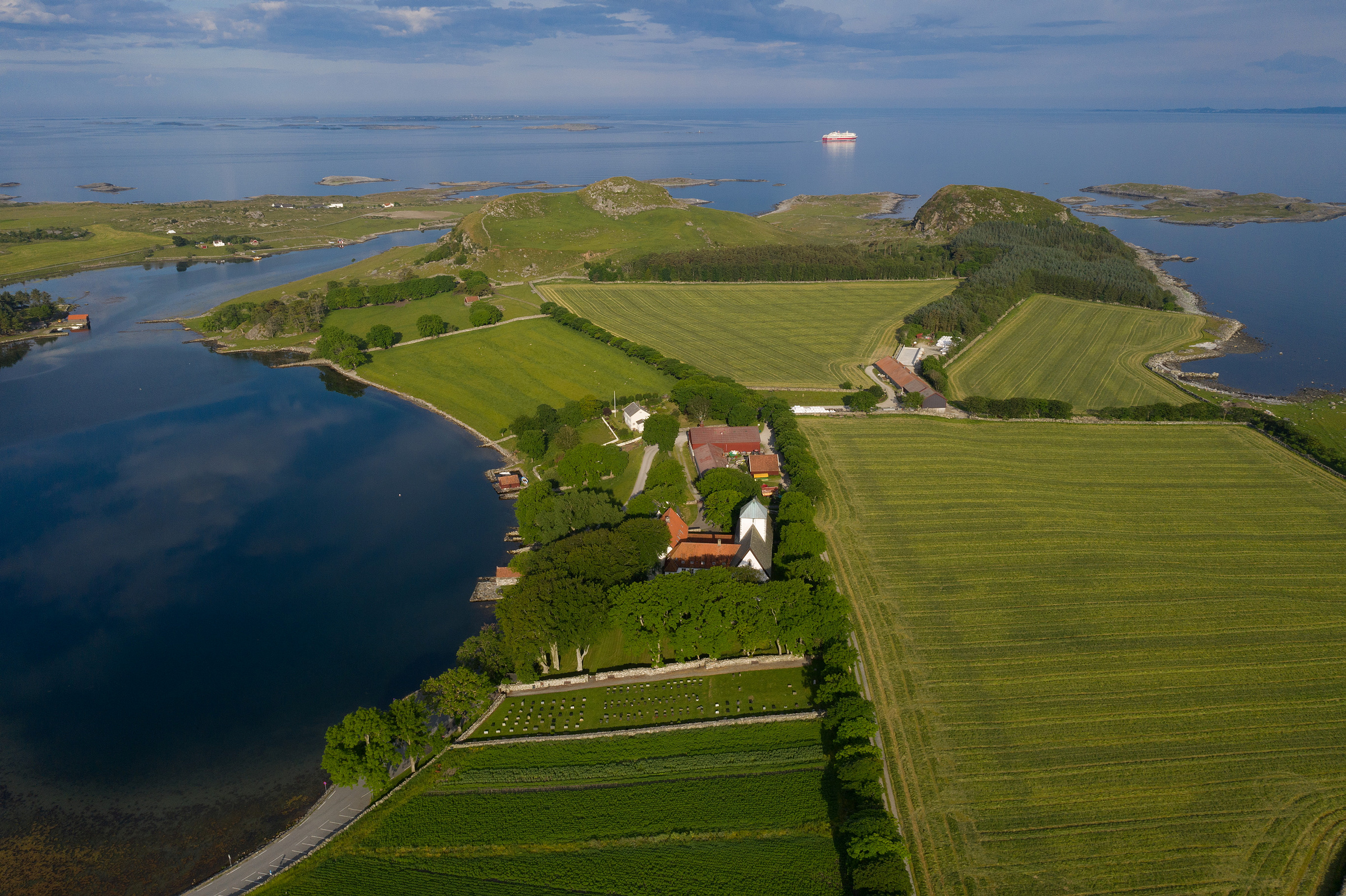 Utstein kloster med landbruk og kyst sett fra luften.