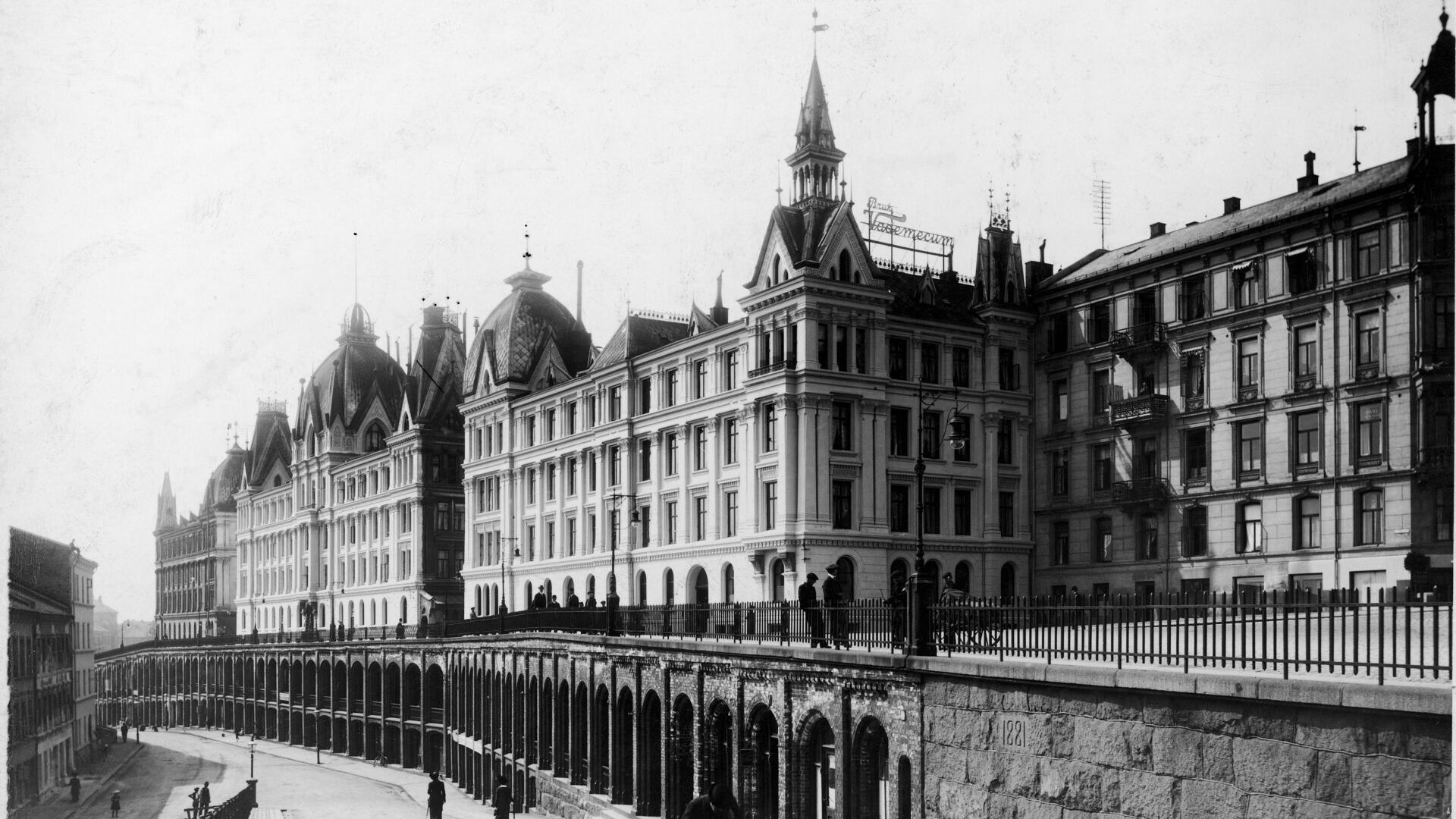 Bilde av Victoria terrasse med de opprinnelige basarene.