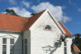 Tradisjonell overflatebehandling av kyrkjebygg 1