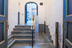 Integrert løfteplattform i trappen til Slottskirken 1