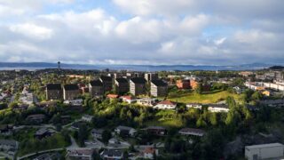 Illustrasjon av nye Moholt studentby. Riksantikvaren har innsigelse til de høye bygningene ved siden av en gravhaug.