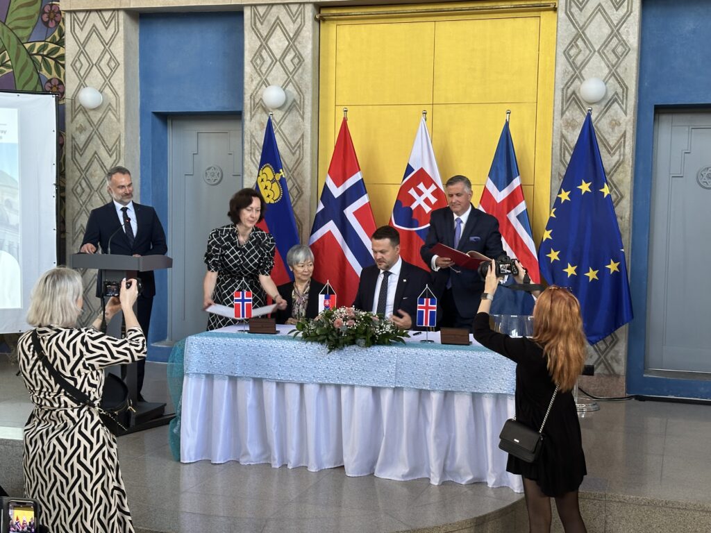 Noregs ambassadør til Slovakia, Susan Eckey, underteikna på vegner av Noreg