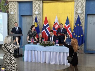 Noregs ambassadør til Slovakia, Susan Eckey, underteikna på vegner av Noreg